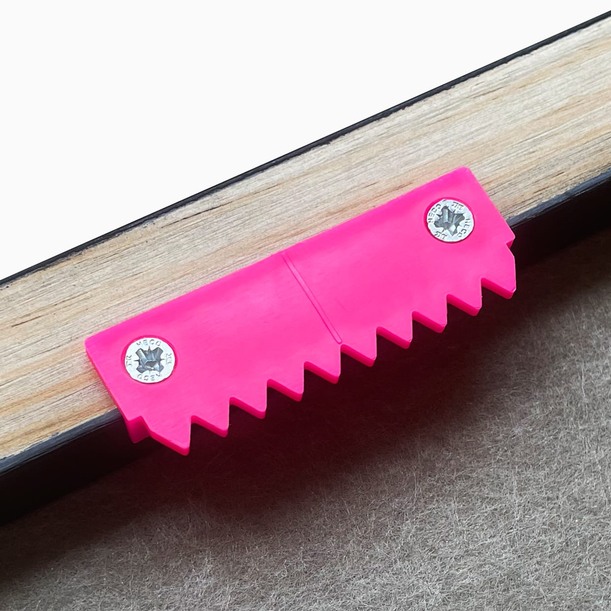 Hanging system mounted on the Felt Art floating frame